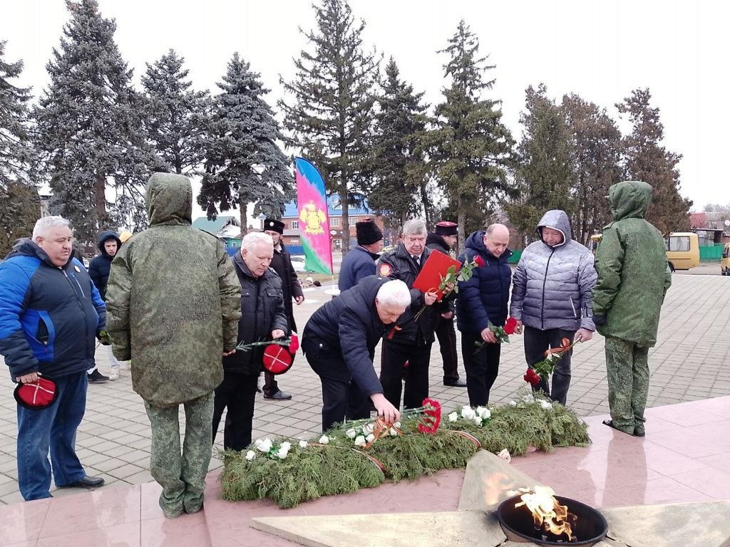 Возложение у Вечного огня...